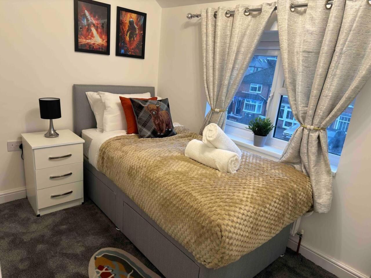 3-bed Sleeps 8 Ideal For Large Groups Holiday home Birmingham